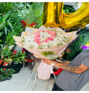 papatyalar ortasında harf helyum balon