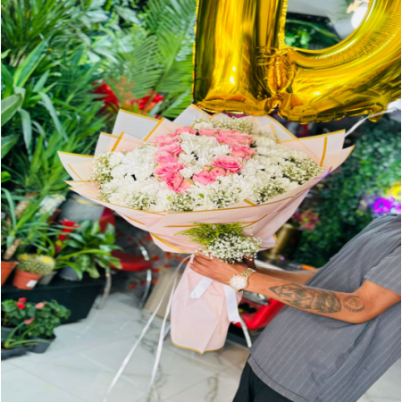 papatyalar ortasında harf helyum balon